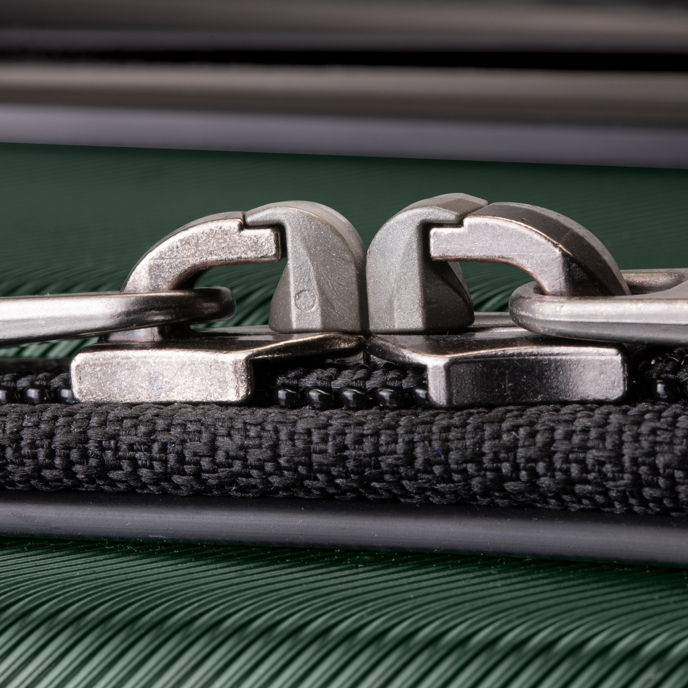 Ricardo Beverly Hills Montecito 3.0 Montecito 2.0 Hardside Check-in Cargo Trunk, 105 L