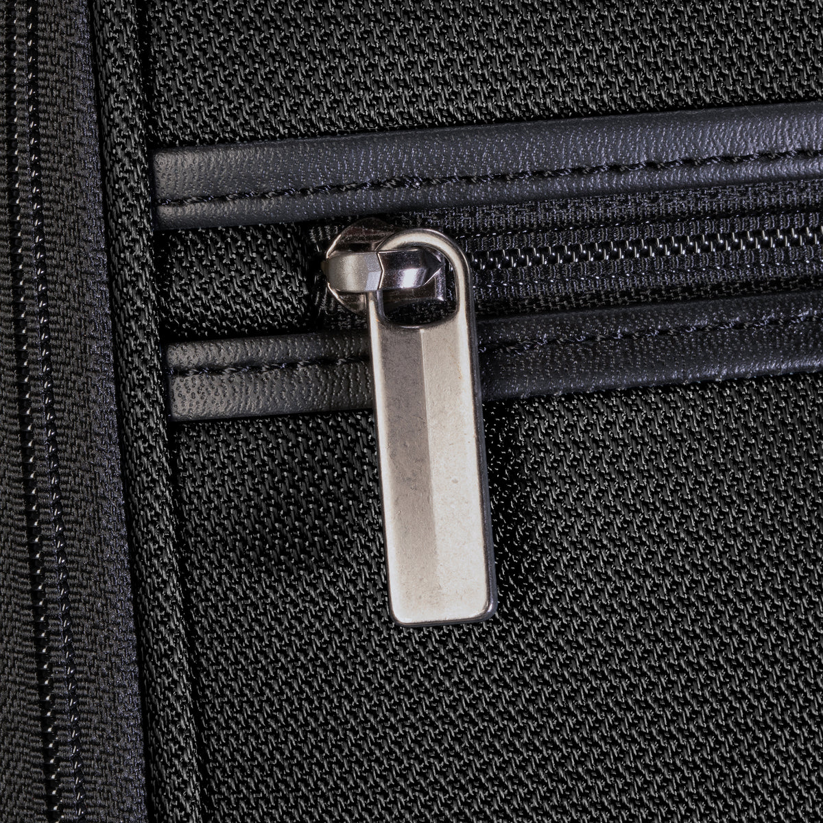 Solana Softside Medium Check-In Expandable Spinner