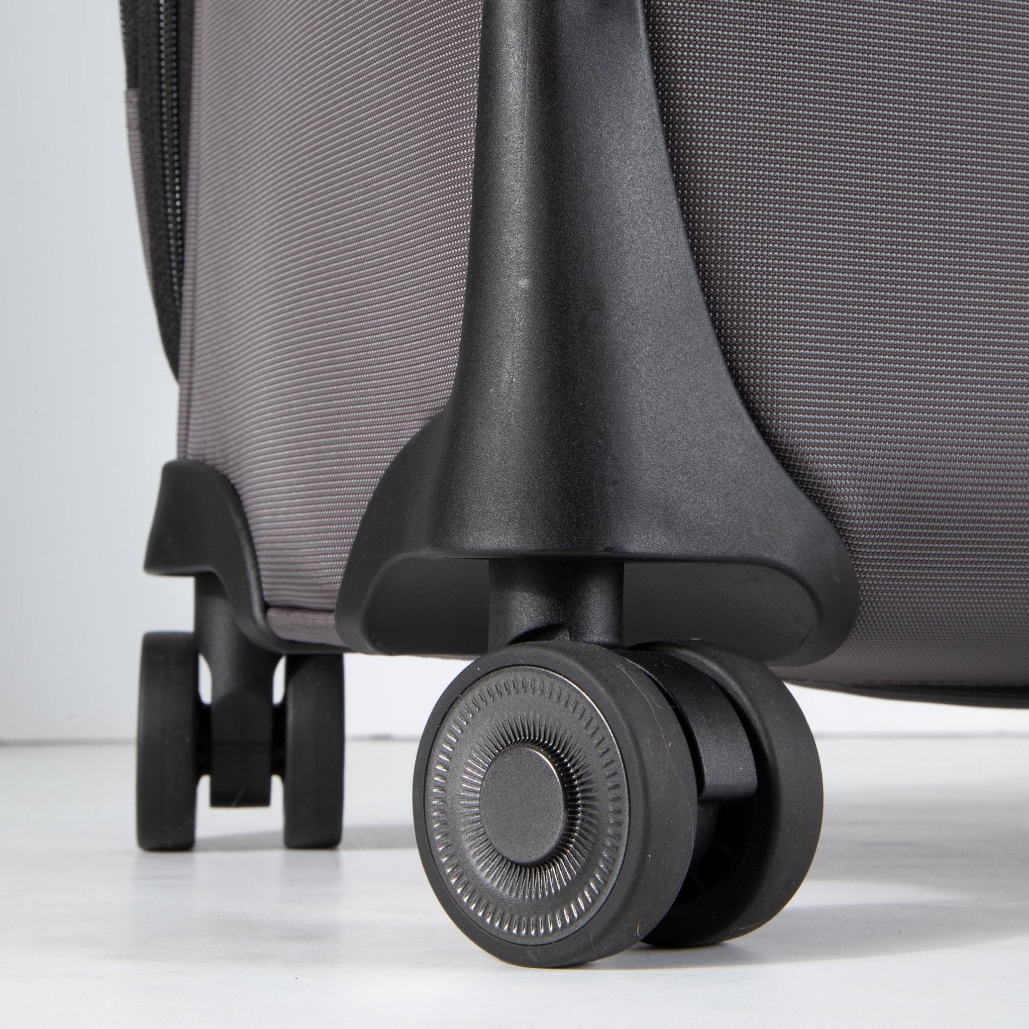 Montecito 3.0 Softside Large Check-In Expandable Spinner | Ricardo